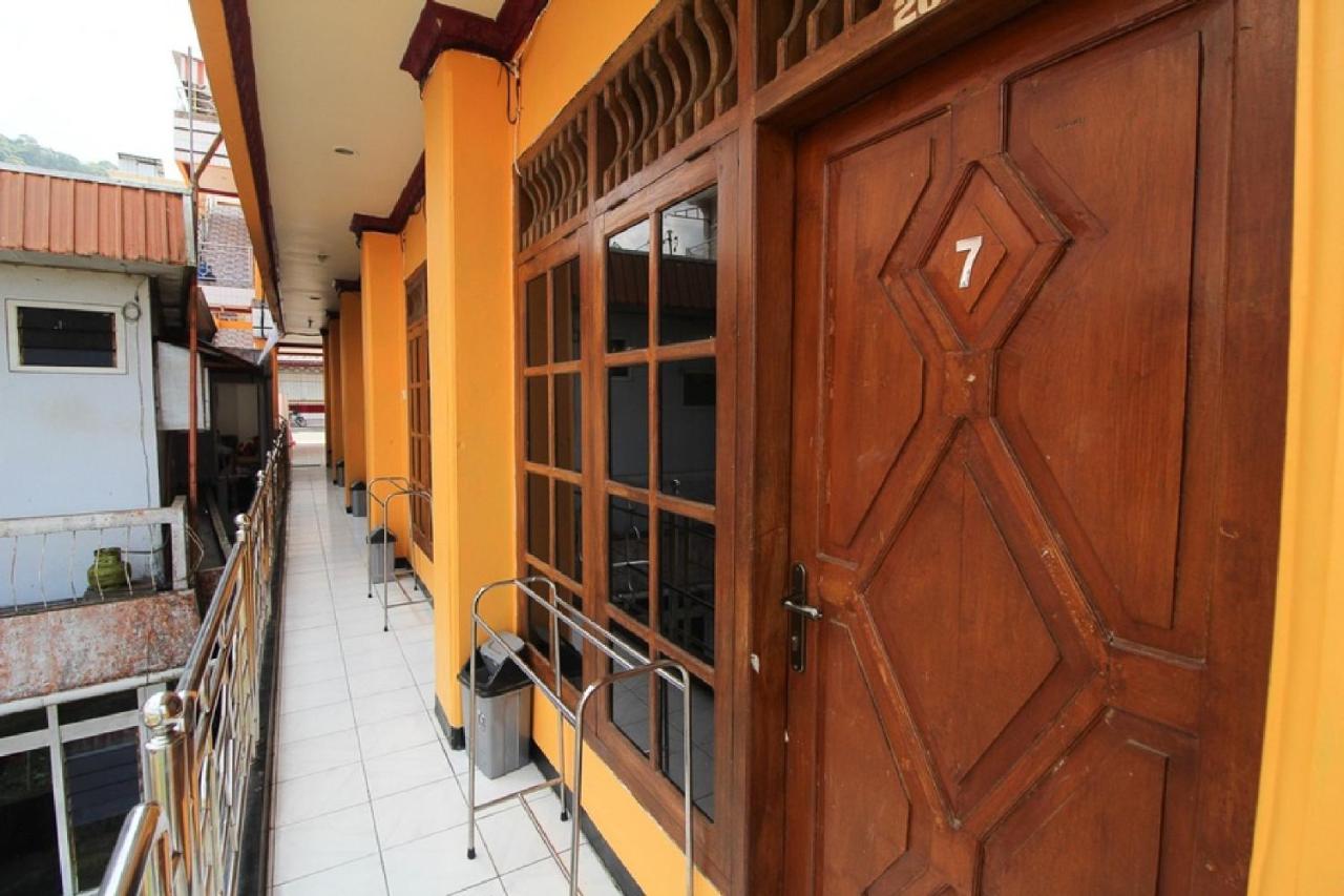 Reddoorz Near Sarangan Lake Magetan Esterno foto